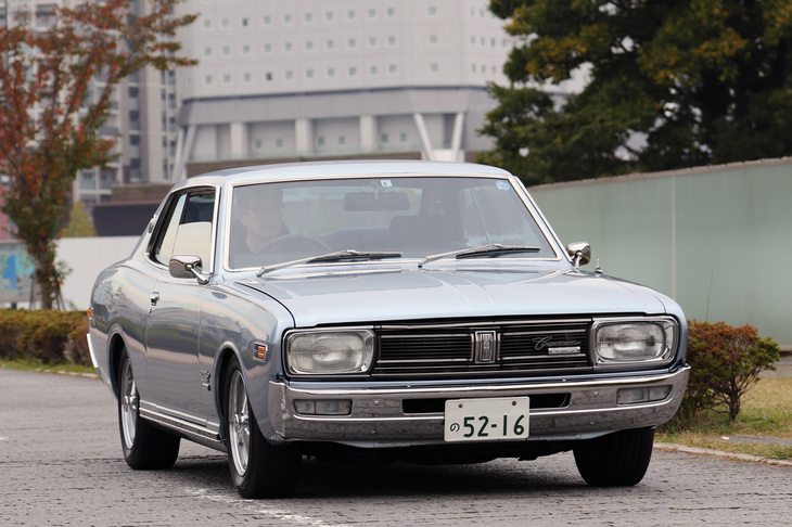 1971年「日産セドリック ハードトップ2000GL」。「グロリア」と双子車となった3代目、230型の2ドアハードトップ。翌72年にセドリック／グロリアには日本初の4ドアハードトップが追加設定され、そちらに人気が移行したため、2ドアの残存車両は少ない。