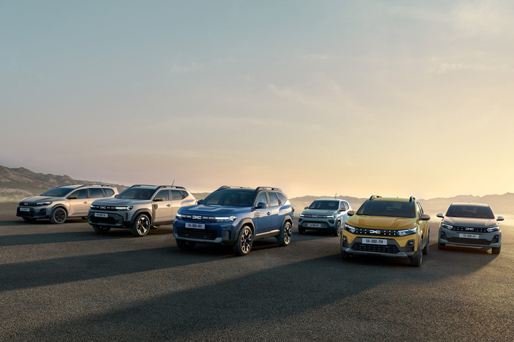 最新のダチアのラインナップ。　
	渕野「装飾の付け方がちょっとユニークというか、面白いんですよね」　
	清水「微妙にレトロっぽいんだよねぇ」