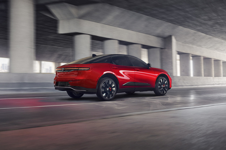 北米仕様車（2027年モデル）のリアビュー。写真は車体色がバイトーンカラーのモデルだが、従来型とは異なり、リアエンドはボディー同色になっている。より洗練された一方で、個性は薄まってしまった印象だ。