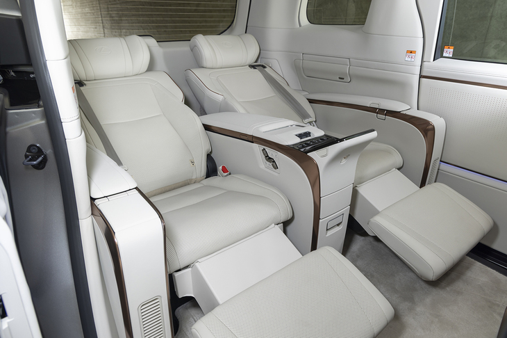 後席はご覧のとおりのラグジュアリーな空間。背もたれやオットマン、インフォテインメントなどの操作はすべて手元のスイッチやスマートフォン型のリモコンで完結する。