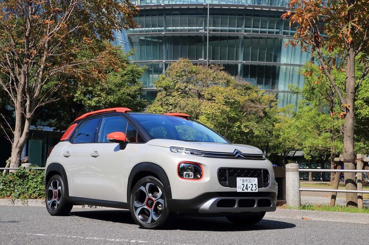 シトロエンのコンパクトSUV「C3エアクロスSUV」は、日本では2019年7月に発売された。SUVを名乗るものの、駆動方式はFF限定。カタログにも「4WDにしないという進化」のコピーが並ぶ。