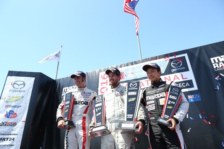 第2レースはナサニアル・スパークス選手（アメリカ、中央）が制した。左が2位のジョン・ディーン2世選手（アメリカ）、右が3位の堤 優威選手（日本）。