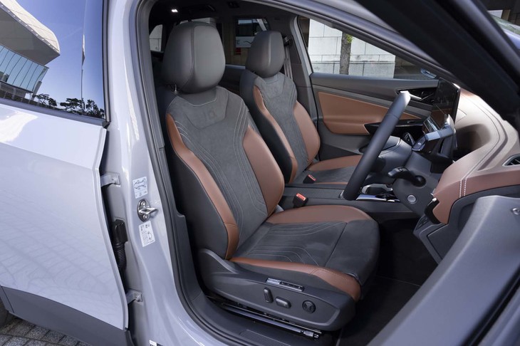 シート表皮はマイクロフリースとレザレットの組み合わせ。「プロ ローンチエディション」にはパワーシートも標準装備だ。