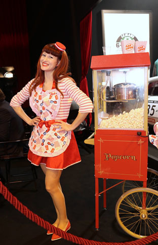 「ルマン・クラシック」のオーガナイザーとして知られるペーター・オートのブースでは、毎年ポップコーンがふるまわれる。