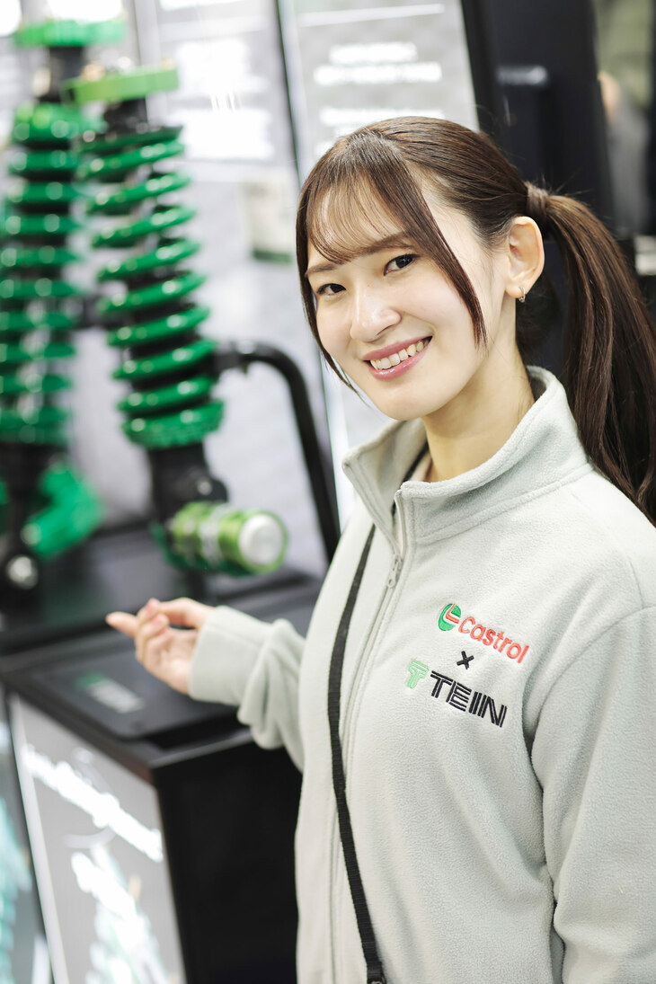 TEIN & CASTROLブースの春名なこさん