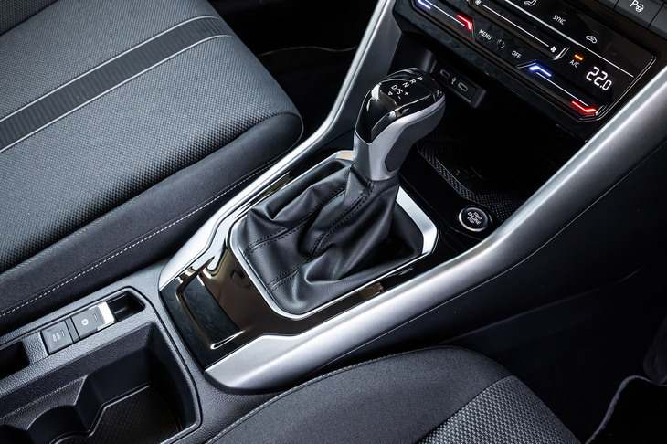 トランスミッションは、デュアルクラッチ式の7段AT。オーソドックスなデザインのシフトレバーが採用されている。ステアリングホイールにはシフトパドルも備わる。