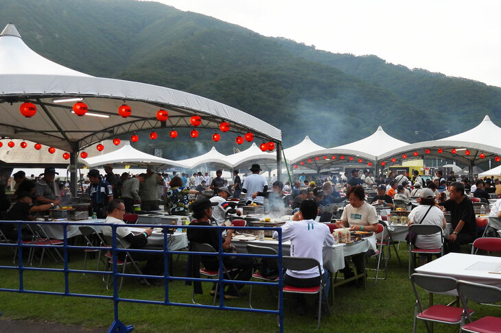 日が傾いてくると、方々でおいしそうな香りと煙が。バーベキューパーティーの始まりである。