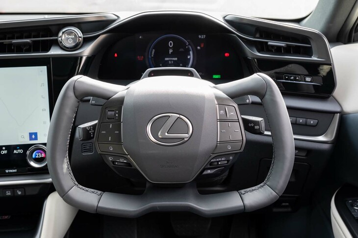 ステアバイワイヤ仕様車専用の操縦かん型ステアリング（ホイールではない）。右も左もロックまで150度しか回らない。メーターの視認性は普通のステアリングよりも良好。