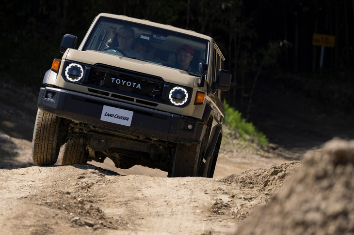 1984年の発売以来、一度もモデルチェンジすることなく販売されている「ランドクルーザー“70”」。ラダーフレームに前後リジッドアクスルの足まわり、前後直結のパートタイム式4WDと、昔ながらのクロスカントリー車のかたちを今日に受け継ぐモデルだ。