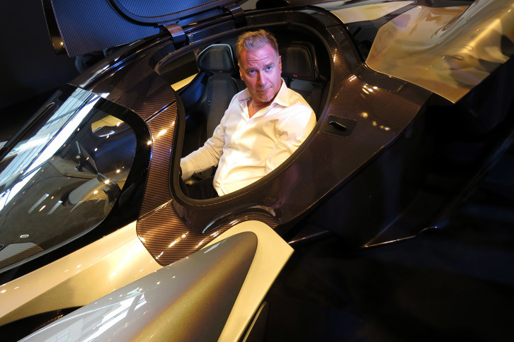 運転席に座るマレック・ライヒマン。2m近い長身の彼だが、自然なドライビングポジションが取れるとのこと。