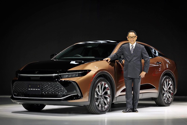 新型「トヨタ・クラウン（クロスオーバー）」と、豊田章男 トヨタ自動車社長。