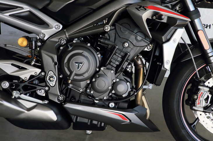 エンジンは基本的な部分は従来モデルから踏襲しつつ、排気カム、クランクシャフト、バランサーなどを新設計。MotoGP Moto2クラス用のレーシングエンジンを手がけるチームが開発を担った。