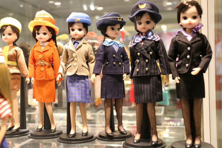 「ANA歴代キャビンアテンダント リカちゃん」。発売当時、エアラインファンの間で話題になったものである。