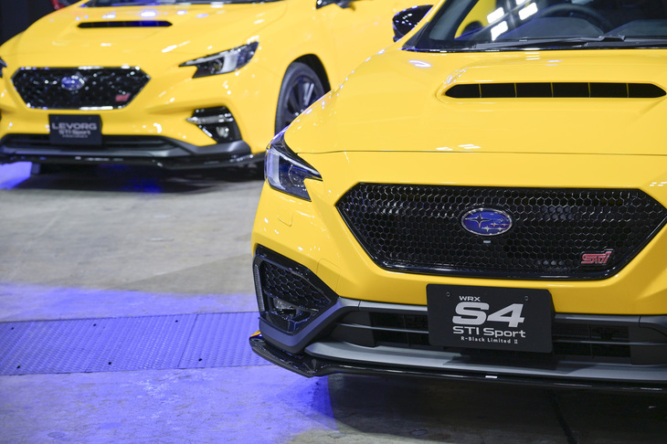 2026年1月に発表された「レヴォーグSTI Sport RブラックリミテッドII」（写真奥）と「WRX S4 STI Sport RブラックリミテッドII」（同手前）。上級グレード「STI Sport R EX」をベースに、カタログモデルとは異なる内外装のコーディネートを特徴とする特別仕様車だ。