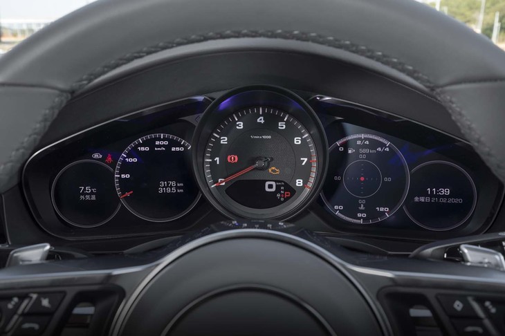 中央のメカニカルなエンジン回転計と左右の液晶スクリーンで伝統の5連メーターを再現。液晶部分にはマップなどを映すこともできる。