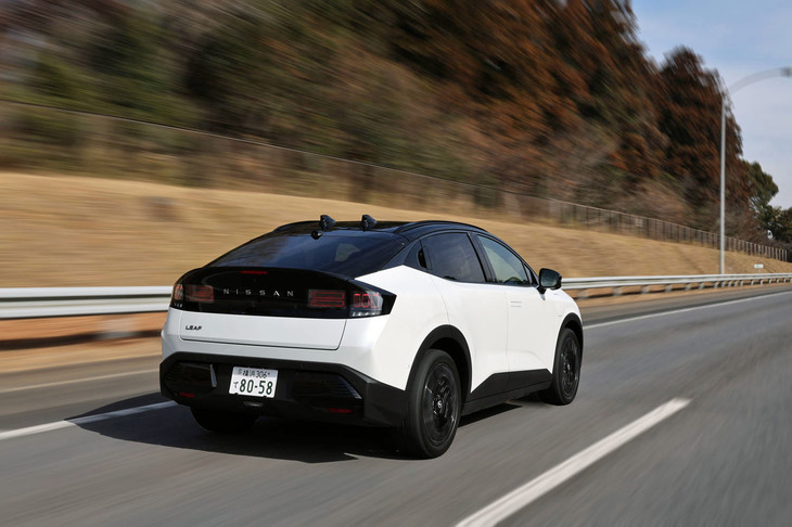2代目「リーフ」でトーションビーム式だったリアサスペンションは、今回の新型ではマルチリンク式に変更された。日本仕様では乗り心地を加味してサスペンションをソフトに設定。しかしコーナリング中の姿勢などは安定していて、実にバランスのいい仕上がりだった。