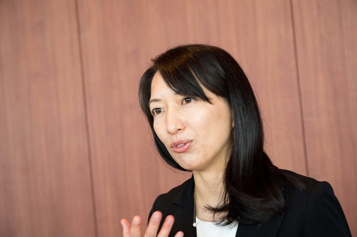 【鈴木理帆さん】
	入社後は購買部門に配属。グローバルセールスマーケティング部門や日本市場のマーケティング部門を経て、2019年に現職へ。「サクラ」だけでなく「リーフ」「アリア」も手がけるEV商品企画のスペシャリスト。