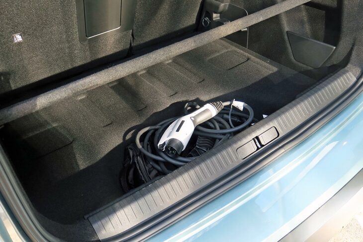 シトロエンE-C4エレクトリック（ラゲッジスペース）