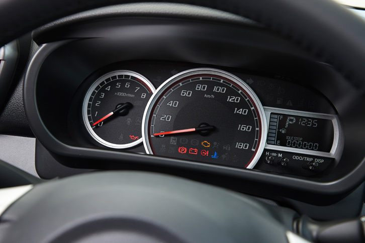 メーターは標準車がシンプルな単眼式なのに対し、「パッソ モーダ」にはシルバーの装飾があしらわれた2眼式のオプティトロンメーターが装備される。