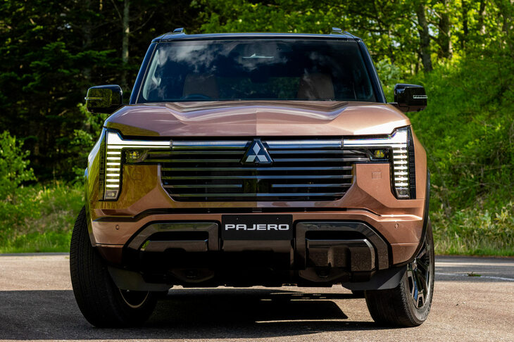 T字のヘッドランプが目を引く、新型「パジェロ」のフロントまわり。デザイナーいわく、日本の剣道に通じる内面の強さを表現したという。