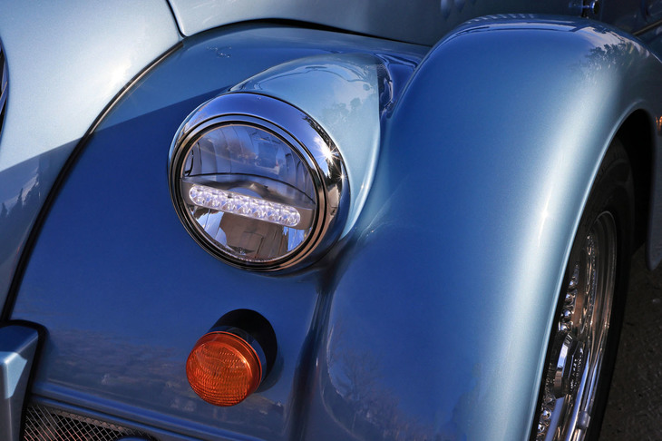 新世代モーガンでは、ヘッドランプとテールランプにLEDを採用。状況に応じて自動で点灯／消灯する「オートマチックヘッドライト」も装備される。