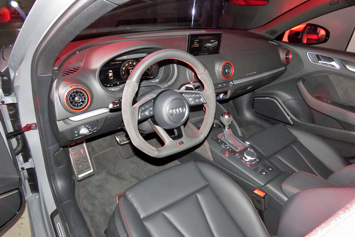 レッドの差し色が目を引く「RS 3セダン」のインテリア。