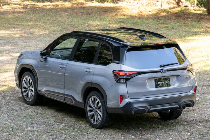 豪華装備の「プレミアムS：HEV EX」。新型「フォレスター」では、車体色にブラックルーフのツートンが設定されたのもトピック。