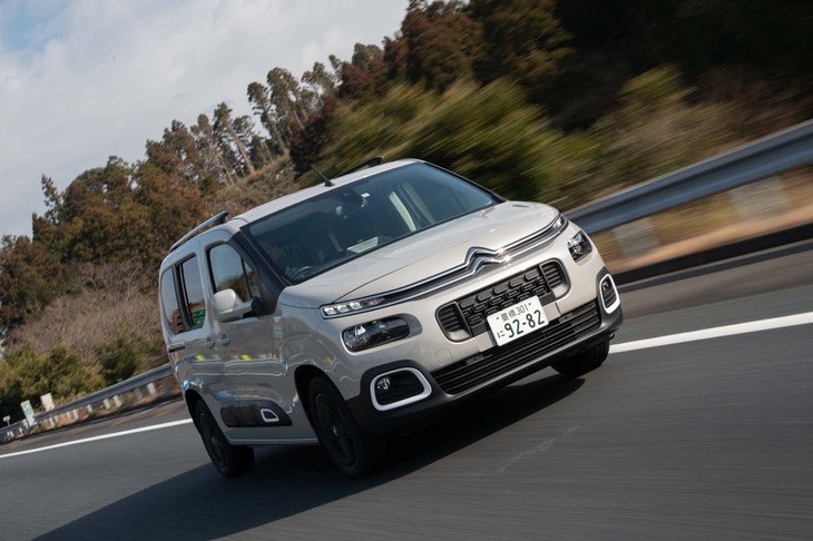 レーンキープアシストやブラインドスポットモニター、アダプティブクルーズコントロール（30～180km/hまで対応）などからなる先進運転支援システムは、ライバルにはない大きな武器だ。