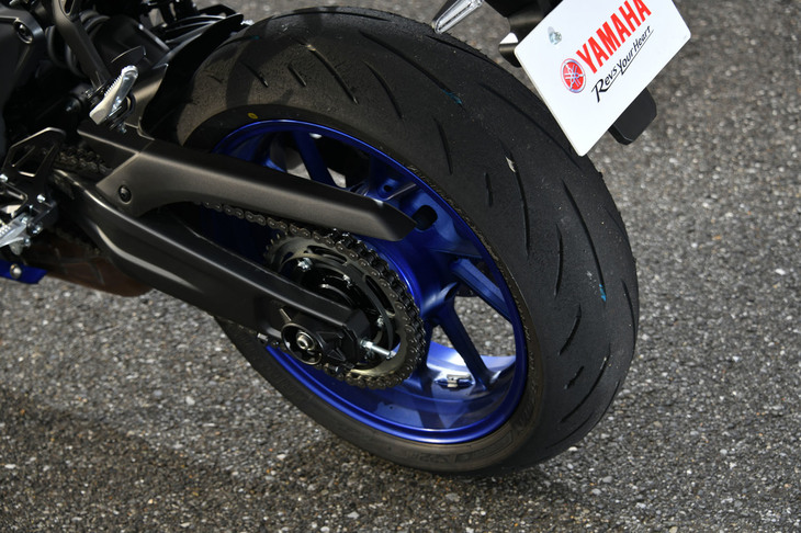タイヤはブリヂストンの「バトラックス ハイパースポーツS22」。「MT-09」に装着されるものをベースに、「YZF-R7」向けに改良を加えたものだ。