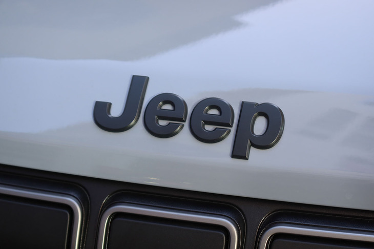 ジープ・アベンジャー4xeハイブリッド（ボンネット先端のロゴマーク）