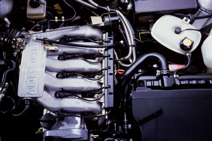 「サンタナXi5 DOHCアウトバーン」のエンジンルーム。ラジエーターが左隅に寄せられ、右側は縦置きの5気筒エンジンがフロントエンドのギリギリまで突き出していた。この「ムリヤリ積みました」感がカーマニアの心を打った。