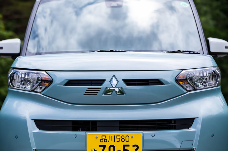 個性的な「ダイナミックシールド」デザインの「eKクロス スペース」に対して、「eKスペース」ではボディー同色のフロントグリルが採用される。親しみやすく幅広いユーザーにアピールするデザインだと三菱は説明している。