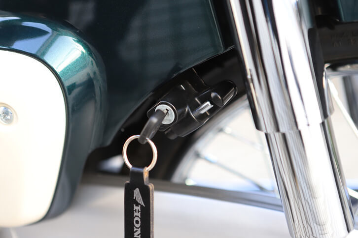 ボディーサイドにヘルメットホルダーが標準装備されるなど、デイリーユースでの利便性の高さは新型でも変わらない。