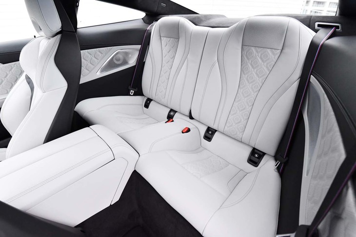 後席は2人掛け。乗車定員は4人となっている。