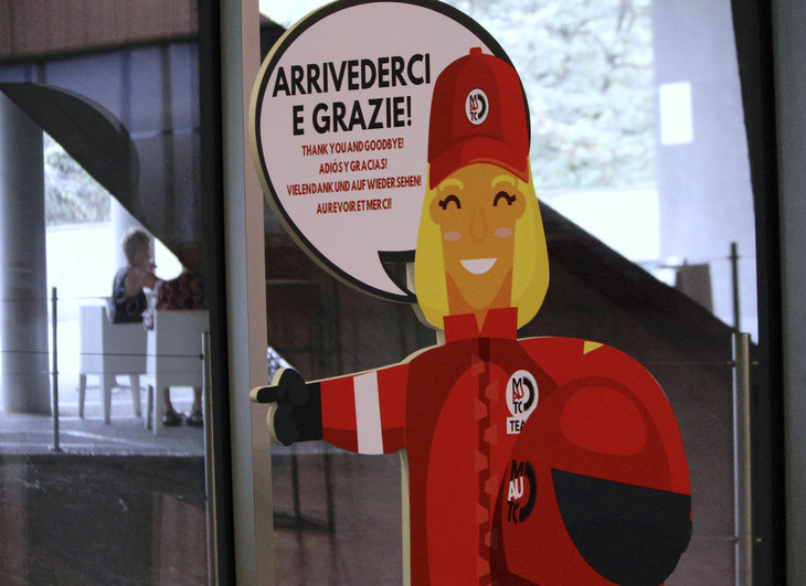 新型コロナウイルスによる各種規制を受けて立てられた案内パネルのひとつ。これは筆者が“メンゴ人形”と呼んでいたもの。