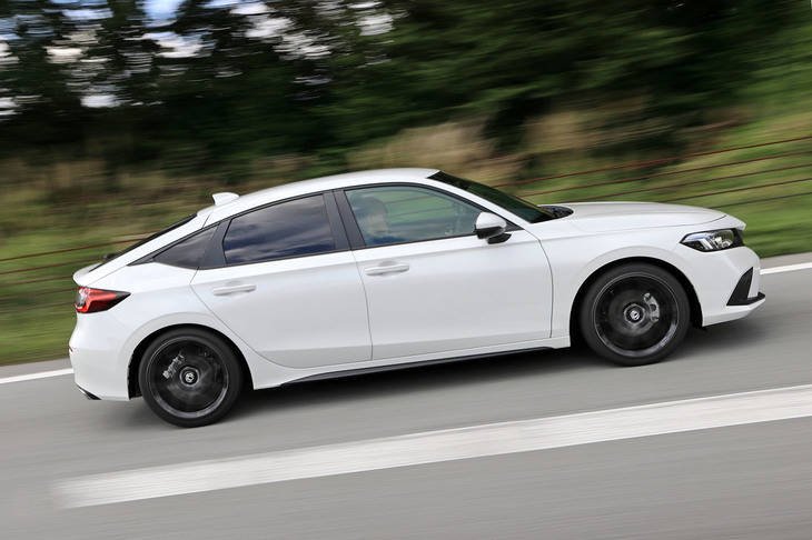 広々としたガラスエリアと相対的に薄く見えるボディー、水平基調のショルダーラインが織りなすサイドビュー。このデザインの方向性は、1983年に登場した3代目「シビック」、通称“ワンダーシビック”に着想を得たものだったという。