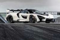 サーキット走行に特化した「マクラーレン・セナ」。その特徴は、グラム単位で追求された軽量化と、最大で800kgものダウンフォースを発生させるエアロダイナミクスに表れている。