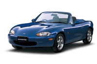 1998年に登場した2代目となる「マツダ・ロードスター」（NB）。1.6リッターまたはNAの途中から加えられた1.8リッター直4 DOHCユニットを搭載。写真は翌1999年に限定販売（世界7500台のうち国内500台）された「10周年記念車」。