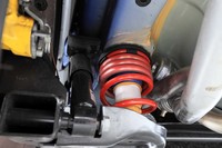 リアサスペンションをのぞき見る。レッドのスプリングで見えないところもきっちりと飾るのがイタリア流だ。