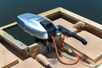 船尾に積まれた電動推進機。重量は30kgと軽量だが、これとは別にバッテリーボックスが必要となる。出力は4kWと、既存のエンジン推進機「BF9.9」と比べると低いが、速度が5km/h程度の遊覧船ではこれで十分とのこと。電動モーターならではのトルクの立ち上がりのよさにより、加速性能はこちらが優れる。