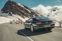 アルプスのワインディングロードを駆け上がる「コンチネンタルGT」。左右に楕円（だえん）をひとつずつ配したリアコンビランプは、3代目の特徴的なディテールのひとつ。