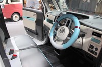 その内装。できれば初期の空冷フォルクスワーゲン風の車内用花瓶をアクセサリー設定してもらい、ユーザーは（初音ミクの持ち物である）長ネギをさして走ってほしいものだ。