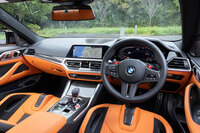 メリノレザーをあしらったツートンカラーのインテリアは有償オプション。カーボン製の装飾パーツからなるオプションパッケージも用意される。