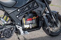 バッテリーの容量は1.87kWh。脱着式で屋内でも充電が可能だが、重さが16kgもあるので、持ち運びにはそこそこ力がいる。