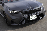 前後ともにオーバーフェンダーが装着されており、全幅は普通の「5シリーズ」よりも70mmも拡大している。