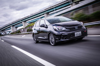 「フィットe：HEV RS」には、専用デザインのフロントグリルやフロントバンパーが備わる。走行中にグリルの両端から入ったエアが、左右前輪の脇を抜けるように設計されている。