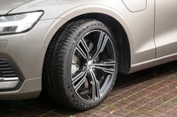 テストした「S60 T6 Twin Engine AWDインスクリプション」にはセットオプションの「プラスパッケージ」に含まれる19インチタイヤ＆ホイールが装着されていた。タイヤ銘柄は「コンチネンタル・プレミアムコンタクト6」。