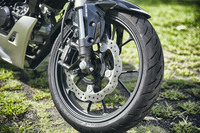 ブレーキシステムには、放熱性に優れる花弁型のブレーキディスクを採用。ホイールは前後とも17インチ。