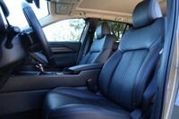 運転席は8Way（ランバーサポート付き）の、助手席には4Wayの電動調節機構が備わる。ステアリングヒーターも標準装備される。