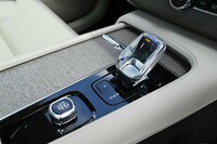 オレフォス社製のクリスタルシフトノブは、「アルティメット」グレードだけの特別なアイテム。手前に見えるエンジンのスタート／ストップスイッチは、押すのではなくひねることで操作する。